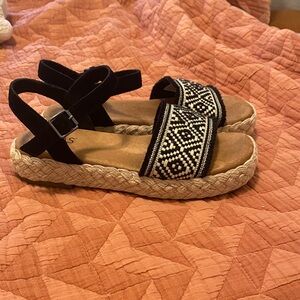 Toms Black and White Geometric Sandals 6.5 like new